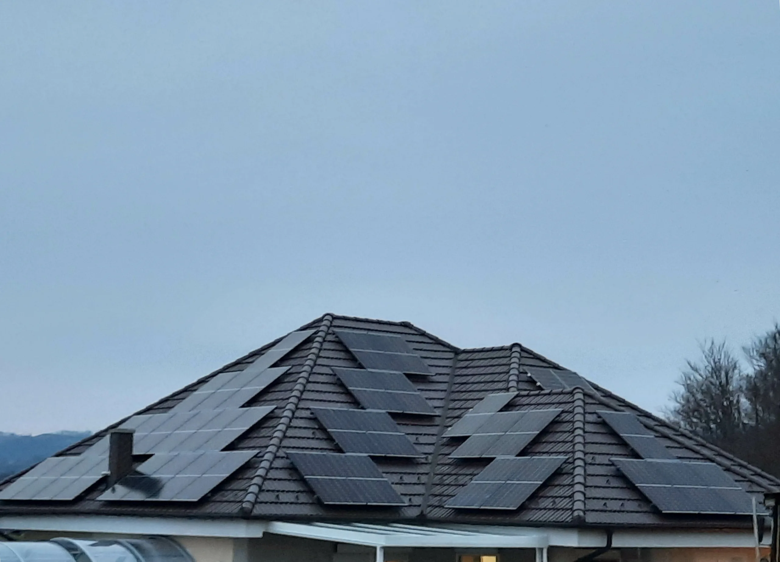 Streha s sončnimi paneli